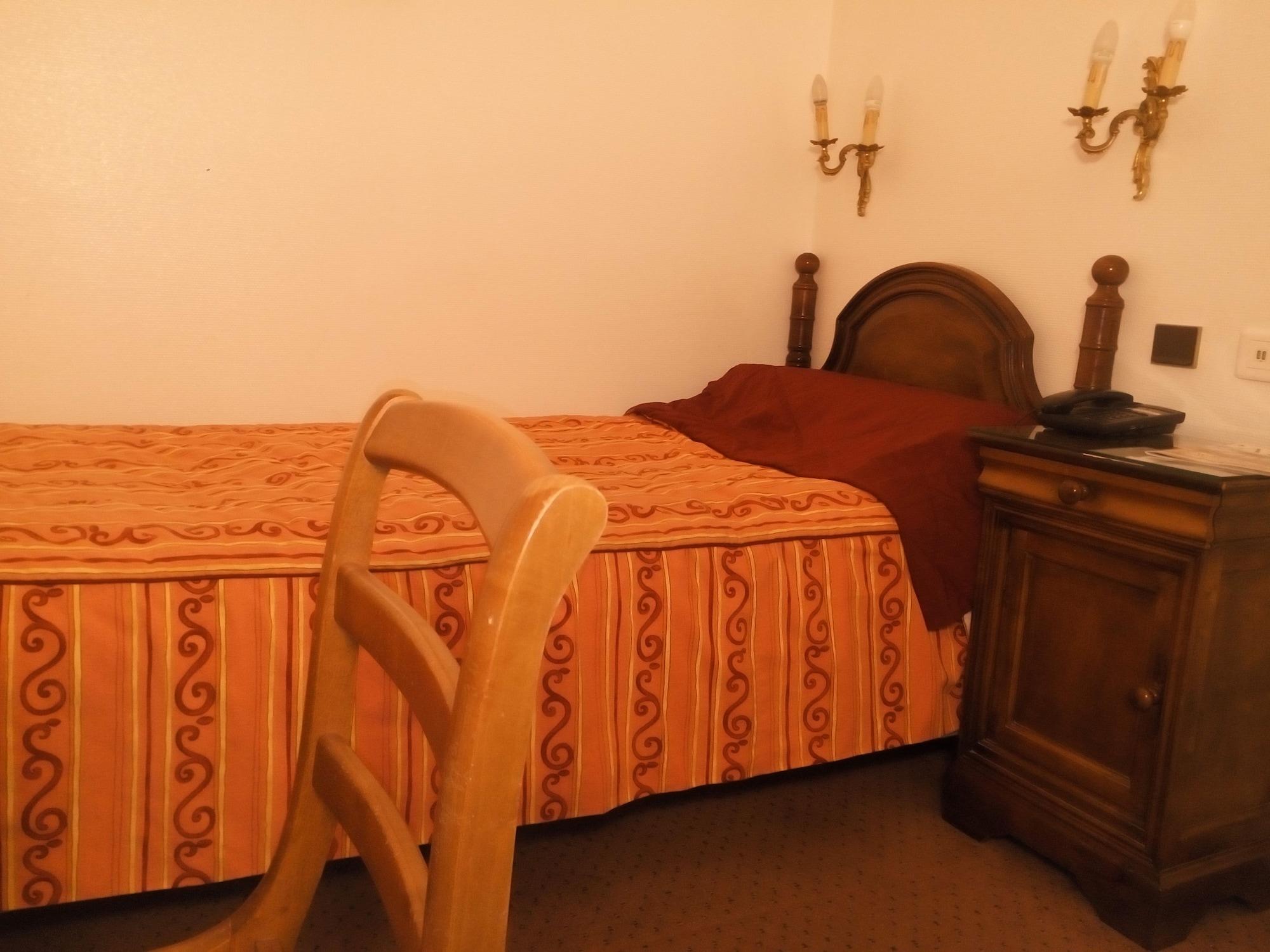 Hotel La Sanguine Paryż Zewnętrze zdjęcie